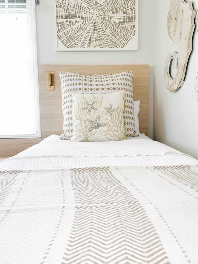 Close view of the bed linen and cushions at villa 5092