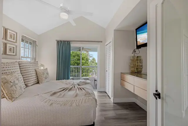 Queen bedroom at villa 5092 with doors onto the balcony